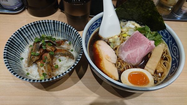 「黒醤油煮干しそば750+いわし丼400」@寿製麺 よしかわ 西台駅前店の写真