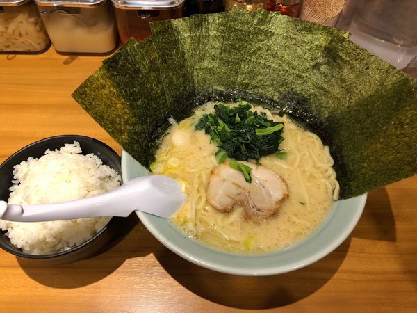 「醤油ラーメン 大 680円 海苔50円 ライス」@横浜家系ラーメン 船橋 魂心家の写真