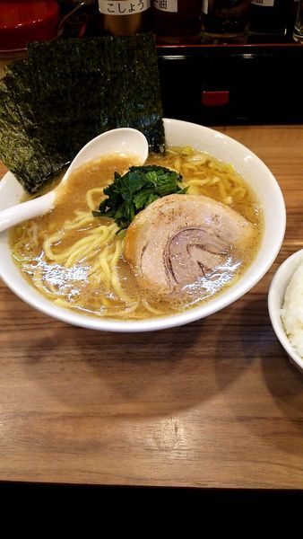 「豚骨ラーメン(690円)・大盛り(100円)・ライス(サービス)」@横浜家系らーめん 春樹 青物横丁店の写真