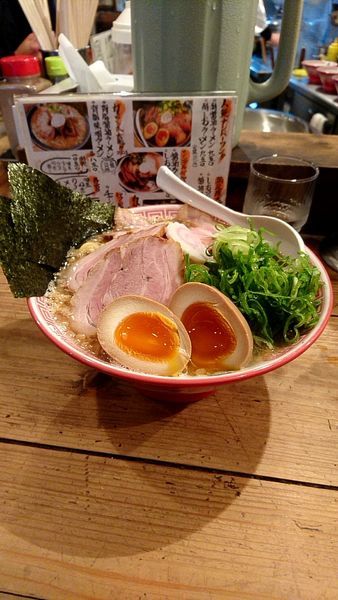 「背脂醤油そば850円特製200円大盛100円」@井田商店の写真