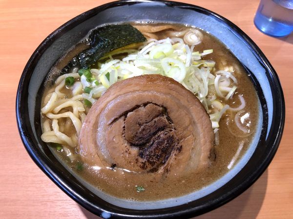 「熟成ラーメン（750円）＋大盛（100円）」@麺や 虎ノ道の写真