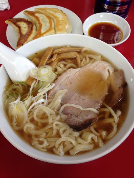 「手打ラーメン750円 ギョーザ3ヶ320円」@一品香 駅南店の写真