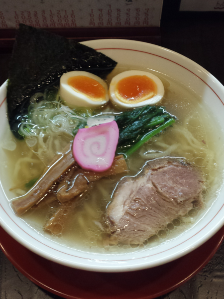 「中華そば(塩)750円SNSフォローサービス味玉」@まるふじ食堂の写真