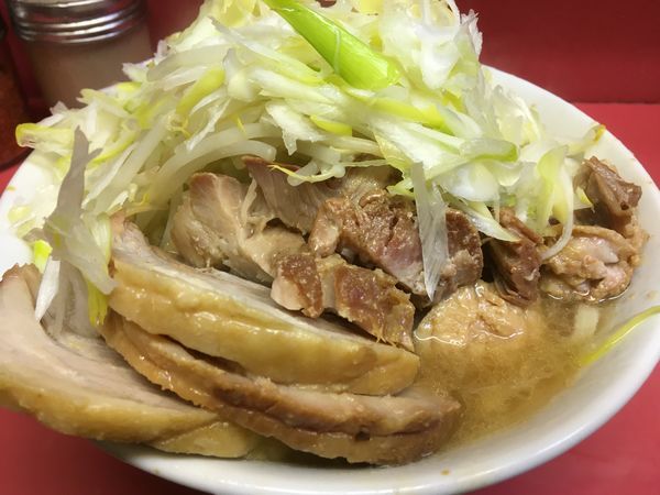 「小豚(ネギ+ヤサイ) ※閉店間際につき豚W相当」@ラーメン二郎 桜台駅前店の写真
