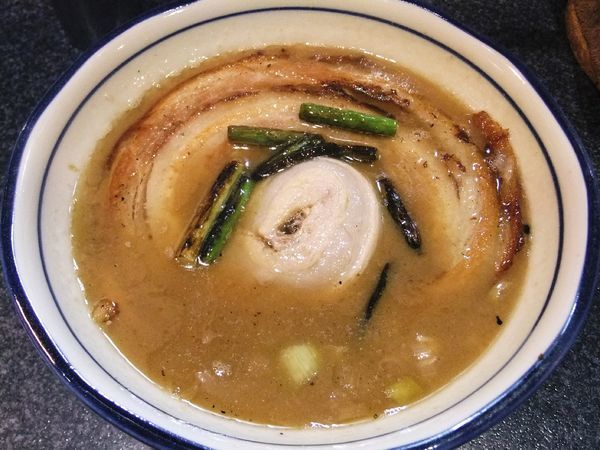 「【数量限定】落し蓋らーめん（950円）」@烈志笑魚油 麺香房 三くの写真