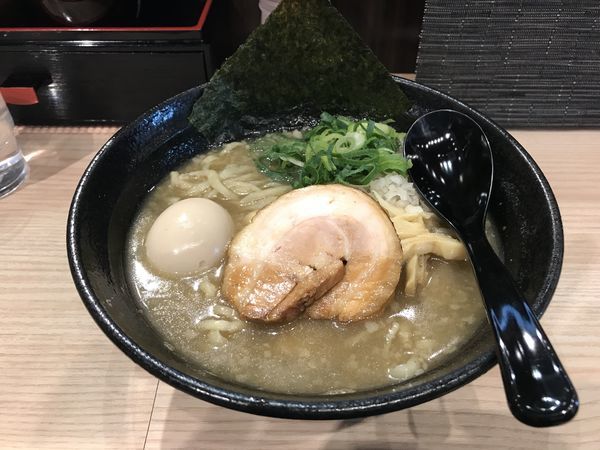 「煮干し背脂らぁめん＋クーポン味玉」@小杉らぁめん 夢番地の写真