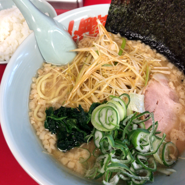 「醤油ラーメン　650円　味付けネギ　0円　半ライス　120円」@ラーメン山岡家 大泉店の写真