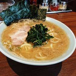 横浜ラーメン並700円(込)