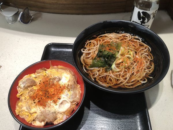 「ミニ親子丼セット（そば・温）580円 日本酒 200円」@名代 富士そば 秋津店の写真