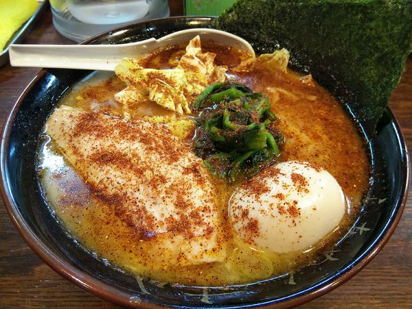 「豚骨醤油らあめん　スパイシーＲＥＤ　＜中＞　＋味玉：㋗券」@らあめん 寸八 総本店の写真