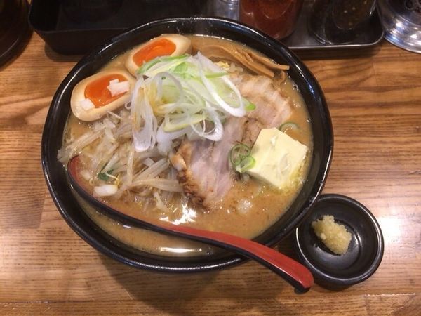 「辛味噌ラーメン 大盛＋バター＋味玉」@麺処 花田 上野店の写真