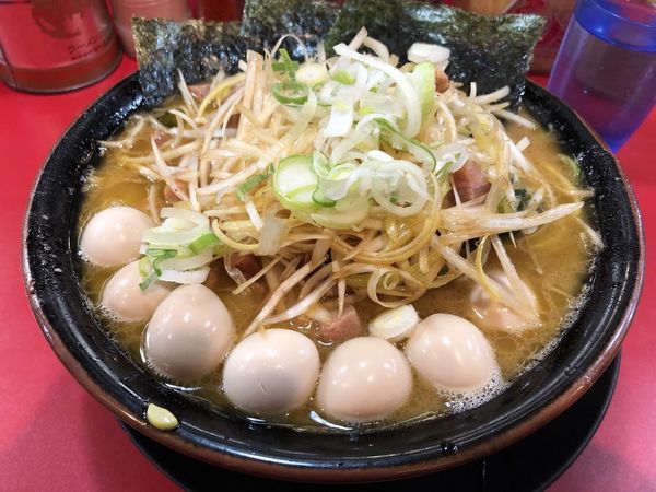 「ねぎラーメン大&うずら7個」@家系ラーメン とらきち家の写真