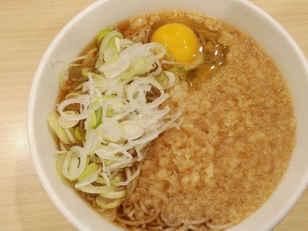 「たぬきそば＋生卵（ネギ多め）」@いろり庵きらく 亀戸店の写真