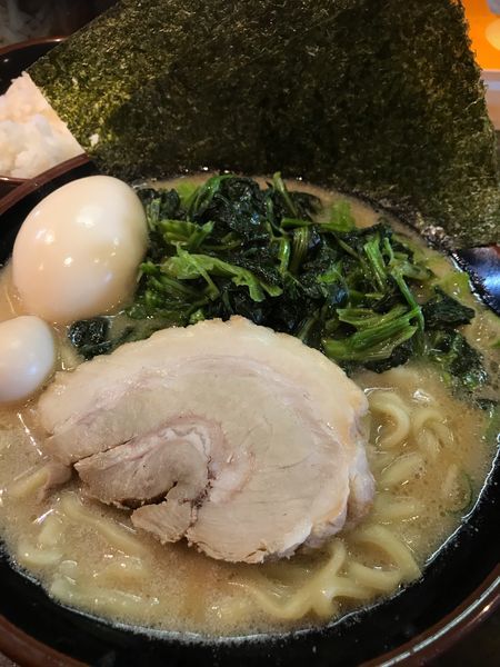「味玉ラーメン+ほうれん草増し」@横濱家系ラーメン 銀輪家の写真