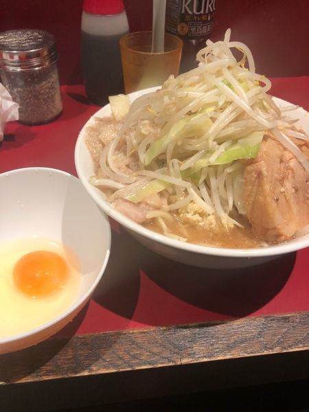 「小700円ヤサイアブラ増しニンニク少し 卵50円」@ラーメン二郎 荻窪店の写真