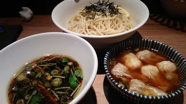 「黒旨特製ワンタンつけ麺」@中華soba いそべの写真