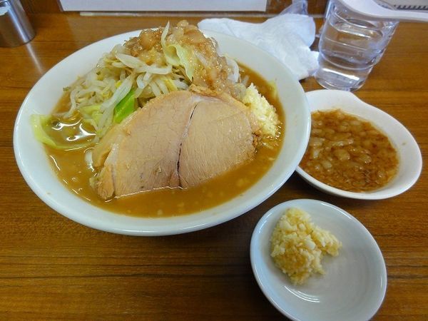 「ラーメン小730円　ニンニクどでん　脂どでん」@ラーメンの店 どでん 北浦和店の写真