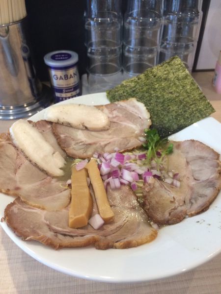 「チャーシュー煮干し1050円お代わり混ぜ玉200円」@ラーメン 億人隊長の写真