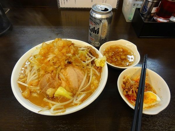 「ラーメン小730円+ニンニク+脂どでん+ビール350円」@ラーメンどでん 大宮店の写真