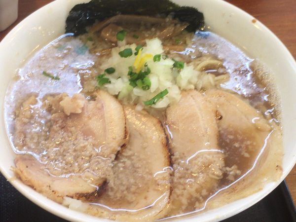 「白・煮干しラーメン チャーシュートッピング」@煮干し中華そば つけ麺 海猫の写真