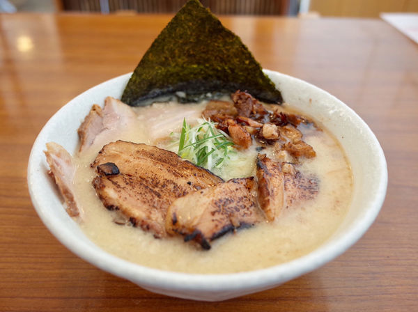 「肉盛りチャーシュー麺 味噌…1300円」@麺や 白 本店の写真