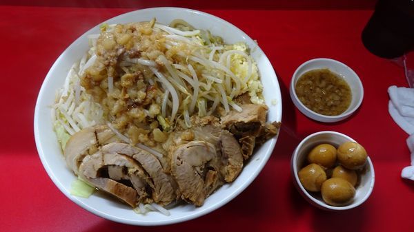 「ラーメン(750円)+うずら卵(100円)にんにくやさい背脂」@あいすべきものすべてに ニュータウン店の写真