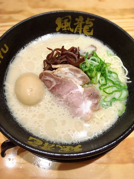 「とんこつラーメン」@とんこつラーメン 博多風龍 川崎銀柳街店の写真