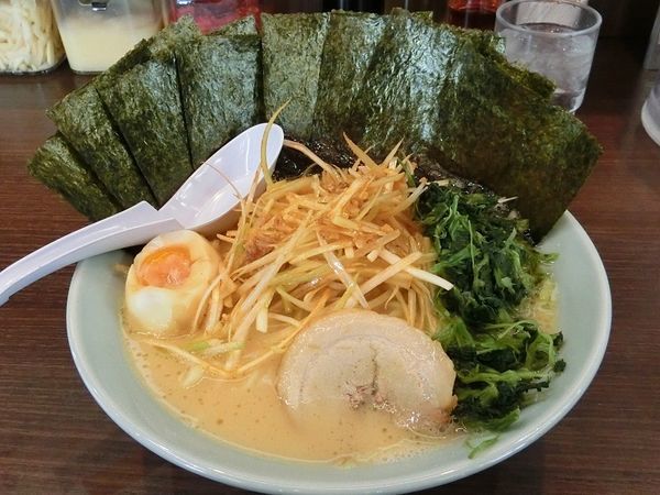 「ネギラーメン大盛(醤油)+くずれ味玉+ほうれん草+のり」@横浜家系らーめん 魂心家 平塚店の写真