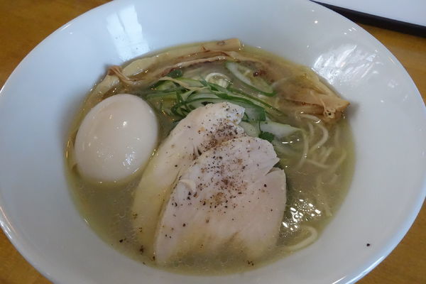 「ゆず塩そば 味玉のせ」@拉麺 はま家 沖野店の写真