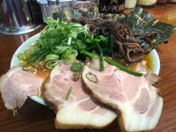 「【周年限定】本気の家系ラーメン大盛/肉増/ネギ/きくらげ」@ラーメンかなやの写真