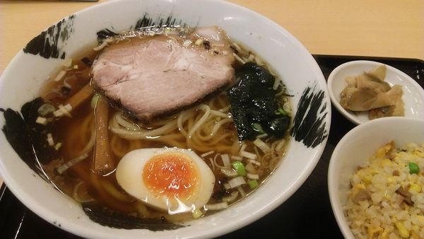 「ランチ ラーメン＋半チャーハン 1026円」@手打拉麺 焼小龍包 京の華の写真