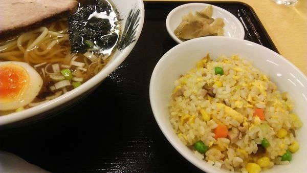 「ランチ ラーメン＋半チャーハン 1026円」@手打拉麺 焼小龍包 京の華の写真