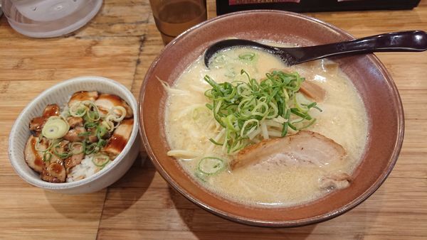 「白味噌らーめん 680円 + 炙りチャーシュー丼 270円」@味噌麺処 伝蔵 三田店の写真