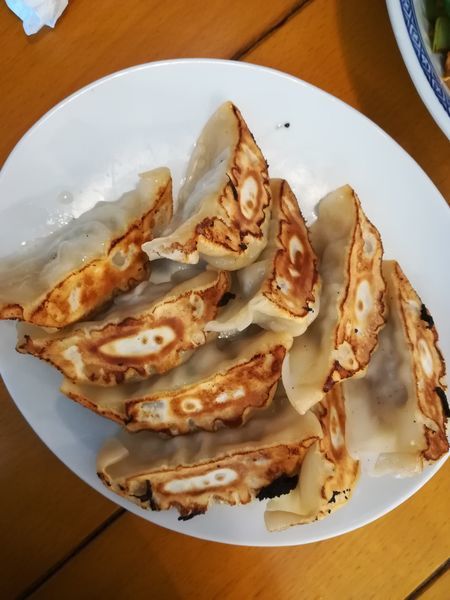 「餃子9個100（ラーメン注文時クーポン）」@中国ラーメン 揚州商人 イオンスタイル碑文谷店の写真