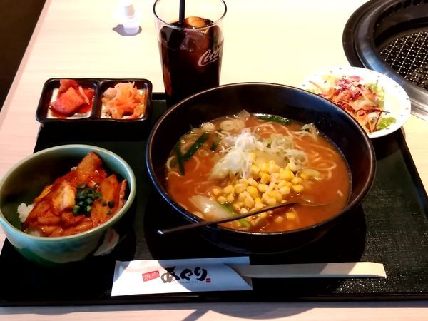 「週替りランチ(みそラーメン＋豚キムチ丼)880円」@焼肉あぐり かぶら苑の写真