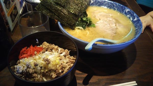 「ちゃーしゅーらーめん+満腹セット（ネギちゃーしゅー丼）」@とんぱた亭 新子安店の写真