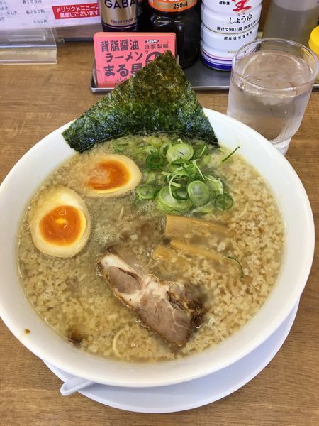 「味玉ラーメン（醤油） 750円」@背脂醤油ラーメン まる星 開成店の写真