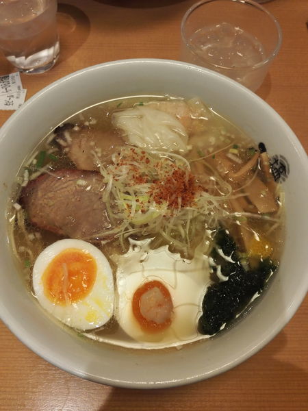「塩ラーメンひるがお盛り」@塩専門 ひるがお 東京駅店の写真