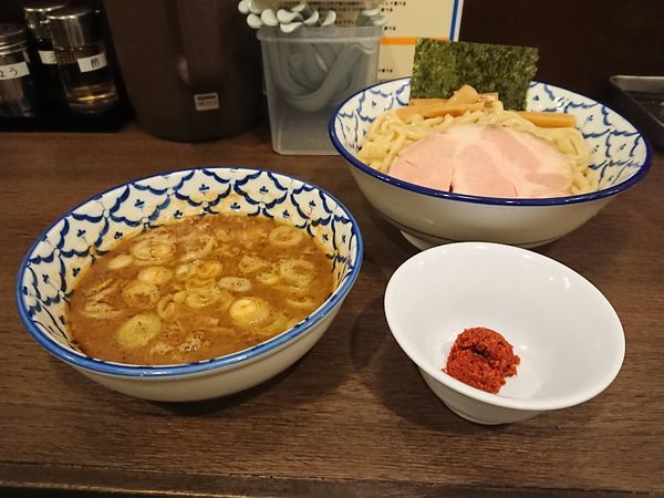 「つけ麺＋辛玉」@兎に角 柏高島屋ステーションモール店の写真