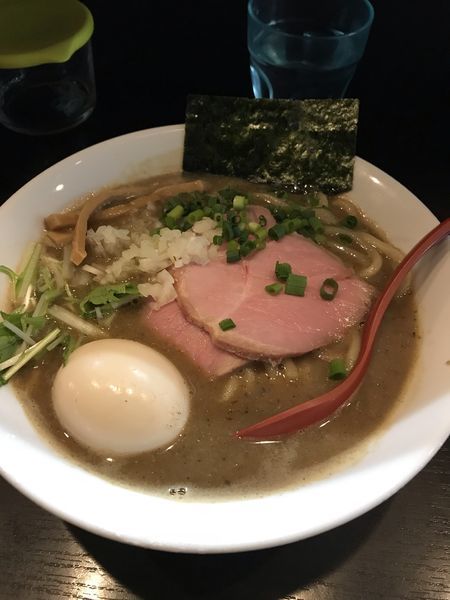 「煮干豚骨味玉ラーメン」@麺処 夏海の写真