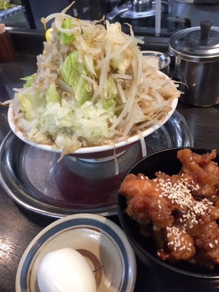 「油淋鶏らーめん・小 690円　全マシ 50円　ゆで卵サービス」@麺屋 婆娑羅の写真