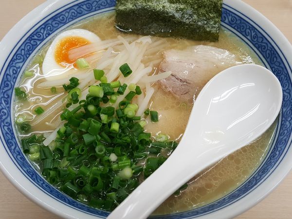 「塩豚骨ラーメン 大盛 ￥700」@八作の写真