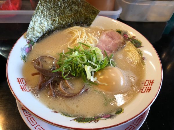 「長浜ラーメン＋味玉＋替玉（60円）」@博多長浜らーめん 六角堂の写真