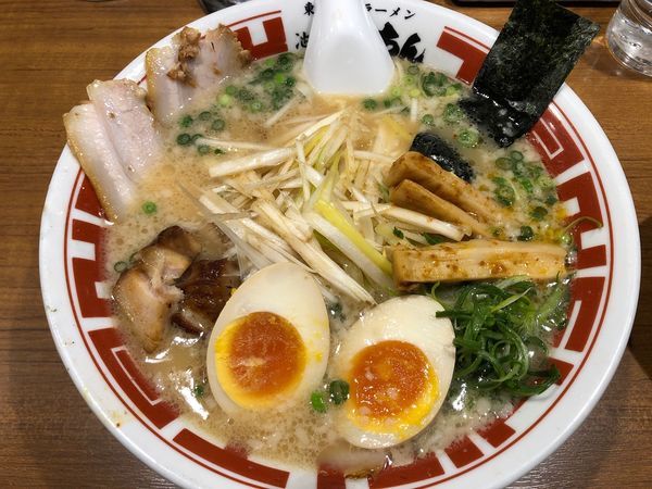 「東京豚骨ラーメン得入りトッピング」@屯ちん 池袋本店の写真