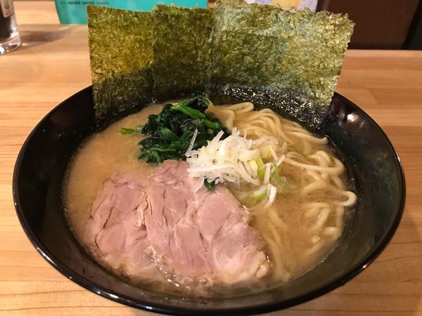 「豚骨醤油らーめん  750円」@武蔵家 沖縄本店の写真