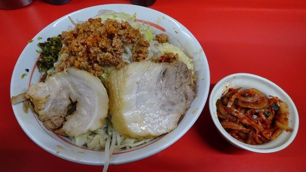 「ラーメン：特製汁ぬき（750円）＋たまねぎキムチ（100円）」@ラーメン二郎 京都店の写真