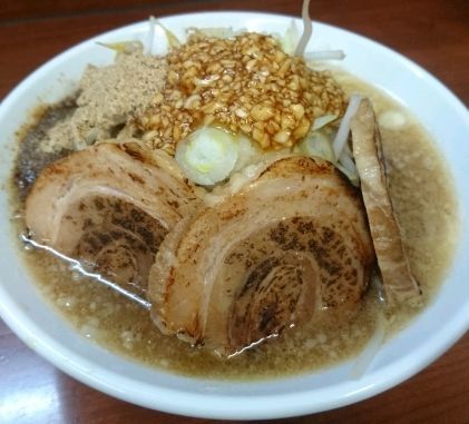 「ガリブタメン２号+炙り焼豚２枚+ニンニク+魚粉」@麺BUILD g.B.mの写真