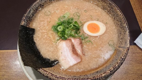 「豚骨醤油らーめん 660円」@越後秘蔵麺 無尽蔵 なおえつ家の写真