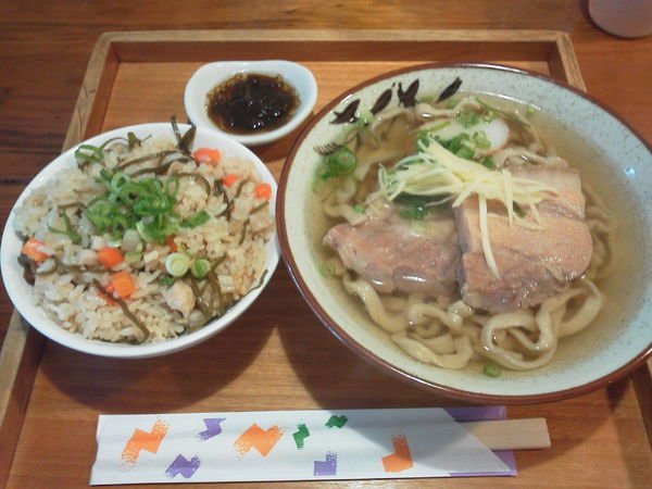 「沖縄そば550+ジューシー100⁼650円」@てぃしらじそばの写真