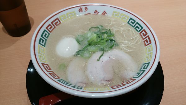 「味玉ラーメン　替え玉」@博多一幸舎 福岡空港国内ターミナル店の写真